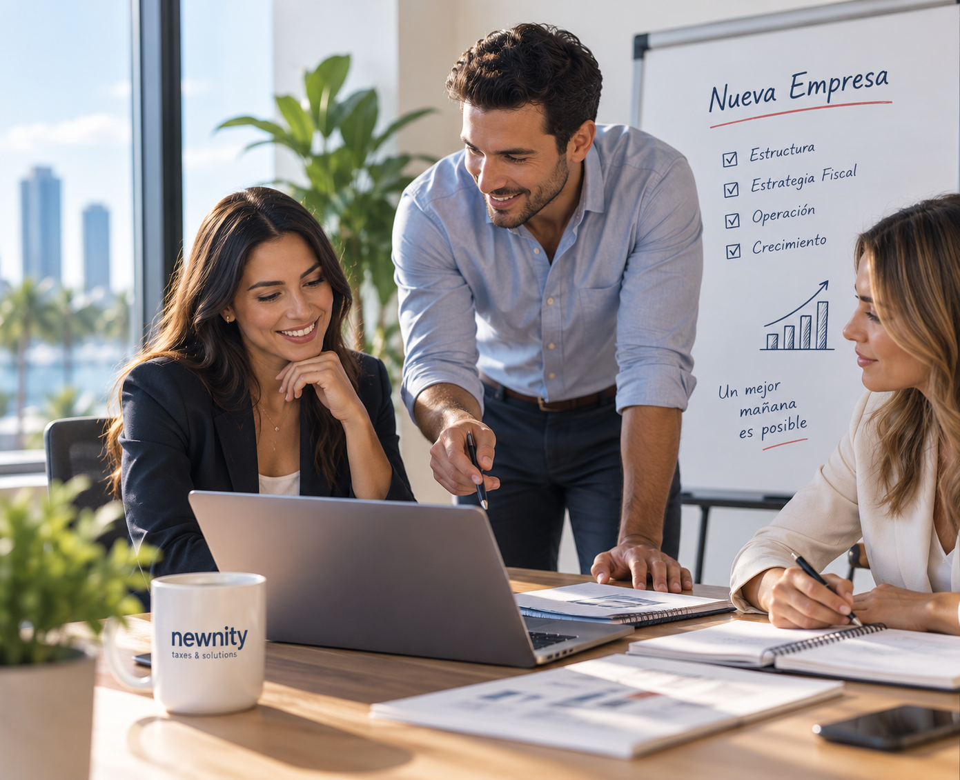 Equipo planificando la formación de una nueva empresa
